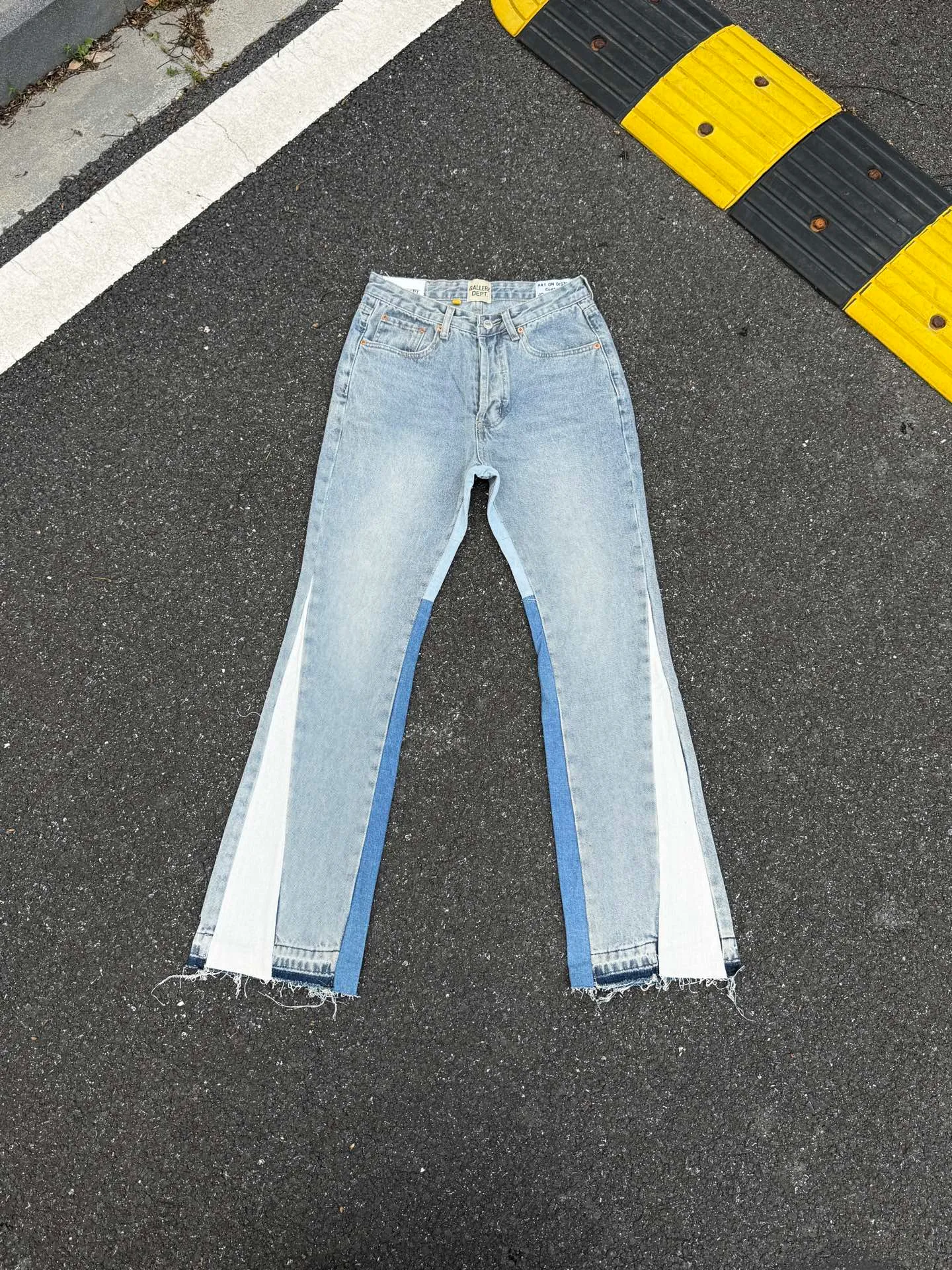 P246💰G11 GALLERY DEPT. Denim bell-bottoms, washed and distressed spliced ​​jeans. GALLERY is attracted by these bell-bottoms. Whether it is a reset of Carhartt or Levis, it creates a strong brand style. Since these pants are modified from rare vintage, the production capacity is limited. Therefore, after many icons wore them, these pants were once hard to find. Later, perhaps due to the improvement of GD's business in the past two years and the expansion of production lines, the brand itself lowered the price, so I can't wait any longer for these pants this year and will definitely buy them. During the process of the denim washing plant, the owner of the washing plant helped introduce a boss who had worked for Levi's foundry and started his own business. This also paved the way for the following styles. Therefore, Levi's remodeled single product for the base plate is really familiar. Whether it is the fabrics supplied or the lathes used in production, there is nothing to choose from. -Color: blue -Size: S-XXL (corresponding to 28-36)